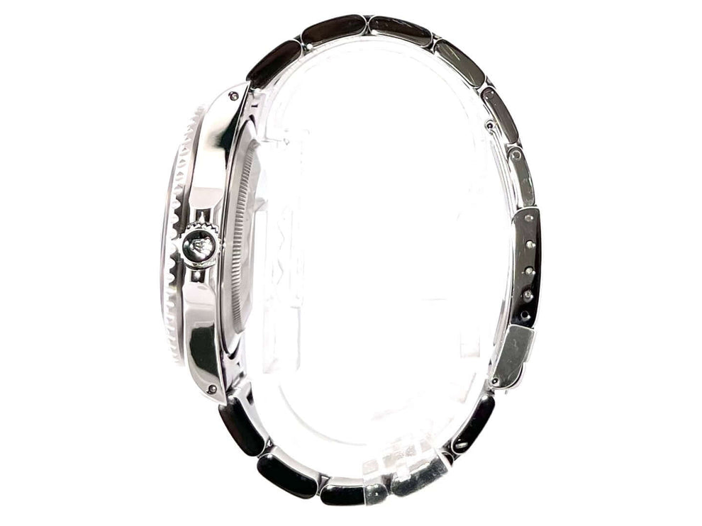 Seitenansicht der Rolex GMT Master II 16710 Pepsi U-Serie mit Edelstahlgehäuse und Oyster-Armband.