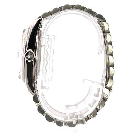 Seitenansicht der Rolex Day-Date 36 Weißgold 1803 mit Präsident Armband aus 18 kt Weißgold und poliertem Gehäuse.