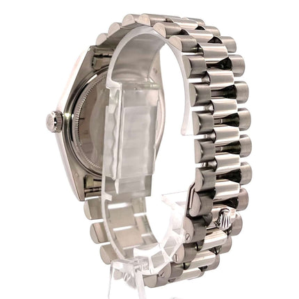 Rückansicht der Rolex Day-Date 36 in Weißgold mit Präsident-Armband, zeigt poliertes und satiniertes 18 kt Weißgold mit Faltschließe.