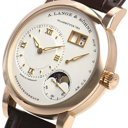 A. Lange & Söhne Lange 1 Mondphase Rotgold Ref. 192.032 mit braunem Alligatorlederband, Gehäuse aus 18 kt Rotgold, silbernes Zifferblatt