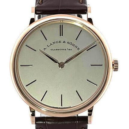 A. Lange & Söhne Saxonia Thin Rotgold 201.033 mit braunem Alligatorlederband und polierter 18 kt Rotgold Lünette.