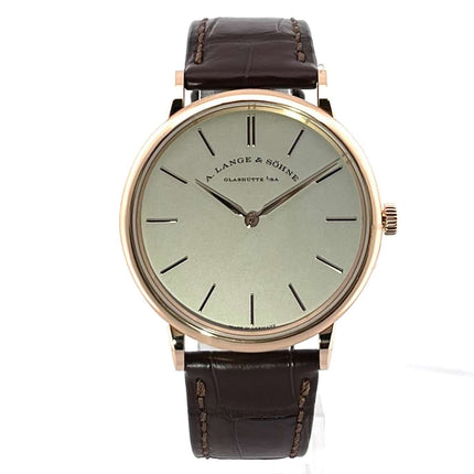 A. Lange & Söhne Saxonia Thin Rotgold Ref. 201.033 mit braunem Alligatorlederband und Zifferblatt aus massivem Silber