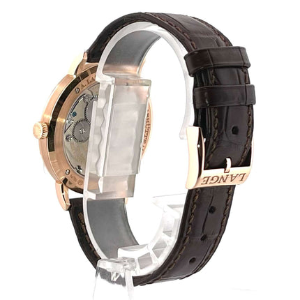 Rückseite der A. Lange & Söhne Saxonia Thin Rotgold 201.033 mit braunem Alligatorlederband und 18 kt Rotgold Dornschließe.