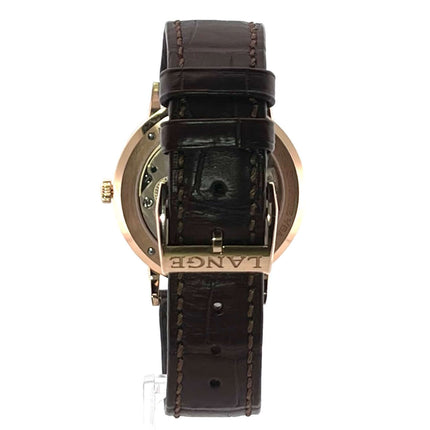 Rückansicht der A. Lange & Söhne Saxonia Thin Rotgold Uhr mit braunem Alligatorlederband und 18 kt Rotgold Dornschließe