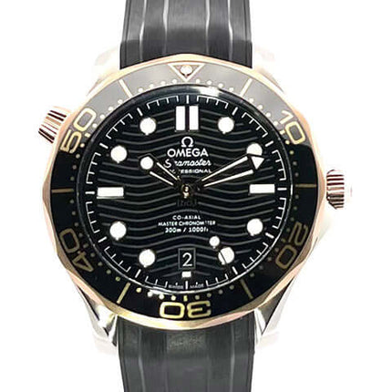 OMEGA Seamaster Diver 300M Master Chronometer Ref. 210.22.42.20.01.002 mit schwarzem Kautschukarmband und Roségold-Lünette.