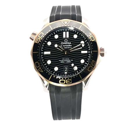 OMEGA Seamaster Diver 300M Master Chronometer Uhr mit schwarzem Zifferblatt, Roségold Lünette und schwarzem Kauschukband.