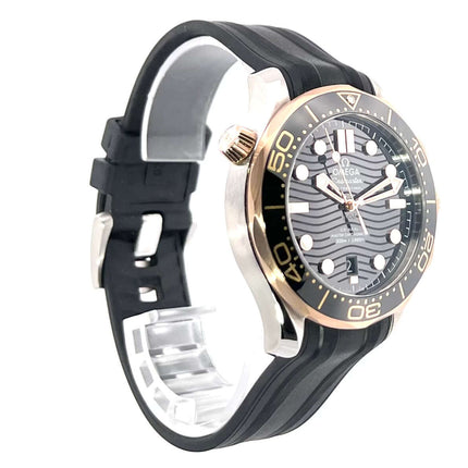 OMEGA Seamaster Diver 300M Master Chronometer 210.22.42.20.01.002 mit Roségold Lünette und schwarzem Kauschukband.