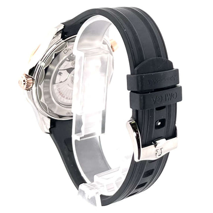 Rückseite des OMEGA Seamaster Diver 300M Master Chronometer mit schwarzem Kauschukband und Dornschließe