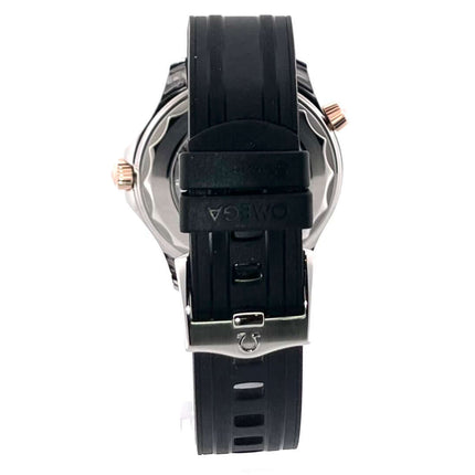 Rückseite der OMEGA Seamaster Diver 300M Master Chronometer 210.22.42.20.01.002 mit schwarzem Kautschukarmband und Edelstahlschnalle.
