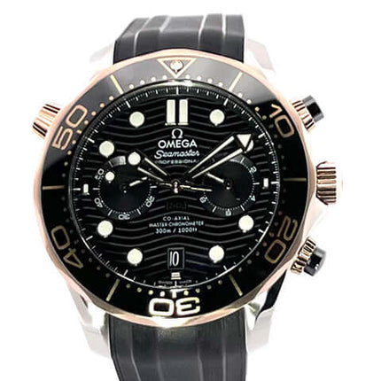 Omega Seamaster Diver 300M Chronograph 210.22.44.51.01.001 mit schwarzem Kautschukband und schwarzem Zifferblatt, Edelstahllünette mit Roségold.