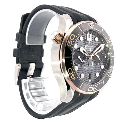 Omega Seamaster Diver 300M Chronograph 210.22.44.51.01.001 mit schwarzem Kautschukband und Roségold Lünette, Seitenansicht