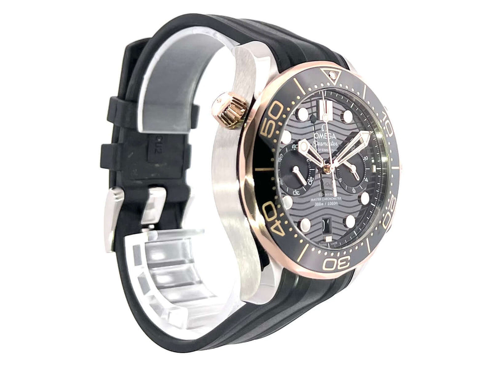 Omega Seamaster Diver 300M Chronograph 210.22.44.51.01.001 mit schwarzem Kautschukband und Roségold Lünette, Seitenansicht
