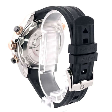 Rückansicht der Omega Seamaster Diver 300M Chronograph 210.22.44.51.01.001 mit schwarzem Kautschukarmband und Edelstahlgehäuse.
