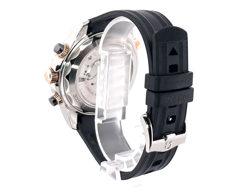 Rückansicht der Omega Seamaster Diver 300M Chronograph 210.22.44.51.01.001 mit schwarzem Kautschukarmband und Edelstahlgehäuse.