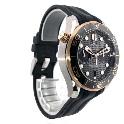 Omega Seamaster Diver 300M Chronograph 210.22.44.51.01.001 aus Edelstahl und Roségold mit schwarzem Kautschukband, schwarzem Zifferblatt und Keramik Lünette.