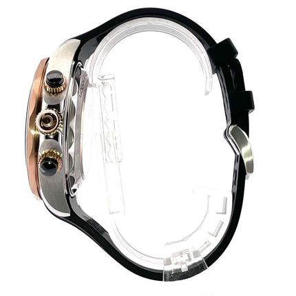 Seitenansicht der Omega Seamaster Diver 300M Chronograph in Edelstahl mit Roségold-Lünette und schwarzem Kautschukband