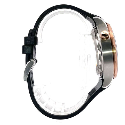 Seitliche Ansicht Omega Seamaster Diver 300M Chronograph 210.22.44.51.01.001 mit schwarzem Kautschukband und Roségold Lünette