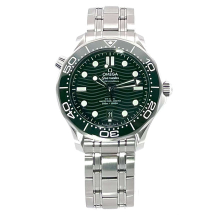 OMEGA Seamaster Diver 300M Master Chronometer 210.30.42.20.10.001 mit grünem Zifferblatt und Edelstahlband, poliert und satiniert.