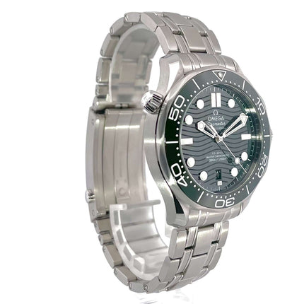 OMEGA Seamaster Diver 300M Master Chronometer in Edelstahl mit grünem Zifferblatt und Keramiklünette. Model: 210.30.42.20.10.001