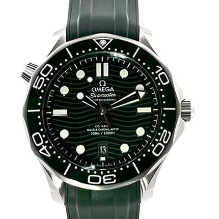 OMEGA Seamaster Diver 300M Master Chronometer mit grünem Keramikzifferblatt und Kauschukband, Edelstahlgehäuse, Ref. 210.32.42.20.10.001.