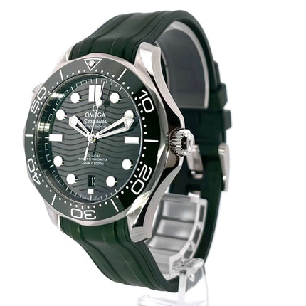 OMEGA Seamaster Diver 300M Master Chronometer 210.32.42.20.10.001 mit grünem Kautschukband.