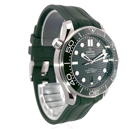 OMEGA Seamaster Diver 300M Master Chronometer 210.32.42.20.10.001, Edelstahlgehäuse, grüne Keramikeinlage, grünes Kauschukband, Leuchtindizes.