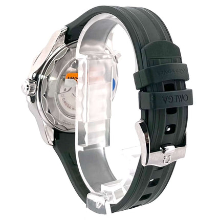 Rückansicht der OMEGA Seamaster Diver 300M Master Chronometer mit grünen Kautschukband und Dornschließe, Edelstahlgehäuse Rückseite.