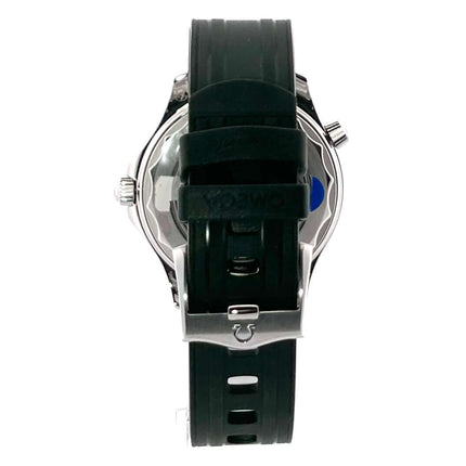 Rückansicht der OMEGA Seamaster Diver 300M Master Chronometer mit grünem Kautschukarmband und Edelstahlschließe