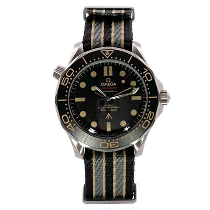 OMEGA Seamaster Diver 300M 007 Edition 210.92.42.20.01.001 mit Titan-Gehäuse und textilband, braunes Zifferblatt und Lünette.