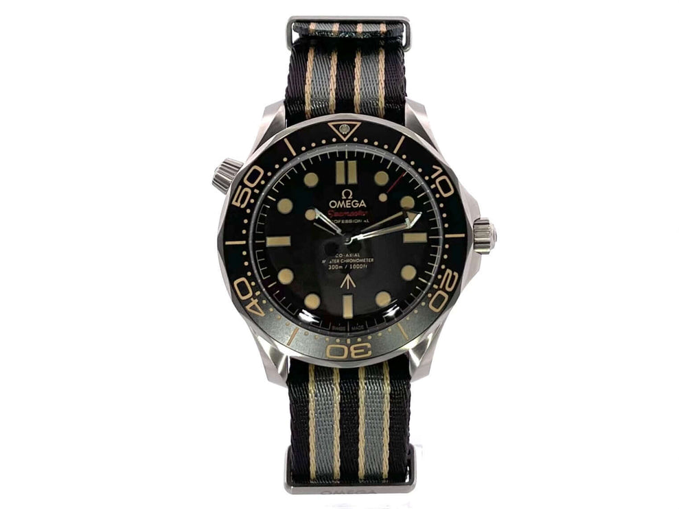 OMEGA Seamaster Diver 300M 007 Edition 210.92.42.20.01.001 mit Titan-Gehäuse und textilband, braunes Zifferblatt und Lünette.