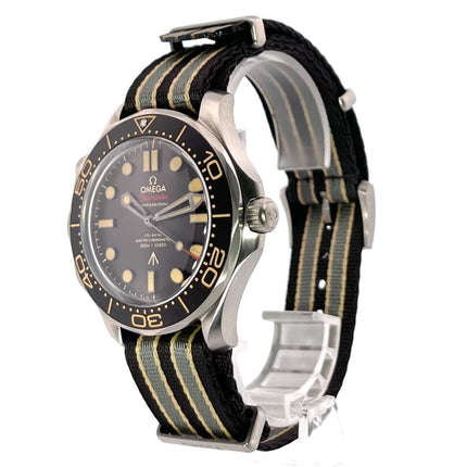 OMEGA Seamaster Diver 300M 007 Edition 210.92.42.20.01.001 Titan Gehäuse, braunes Zifferblatt, Textilband, Master Chronometer Automatik Rolex 2020.