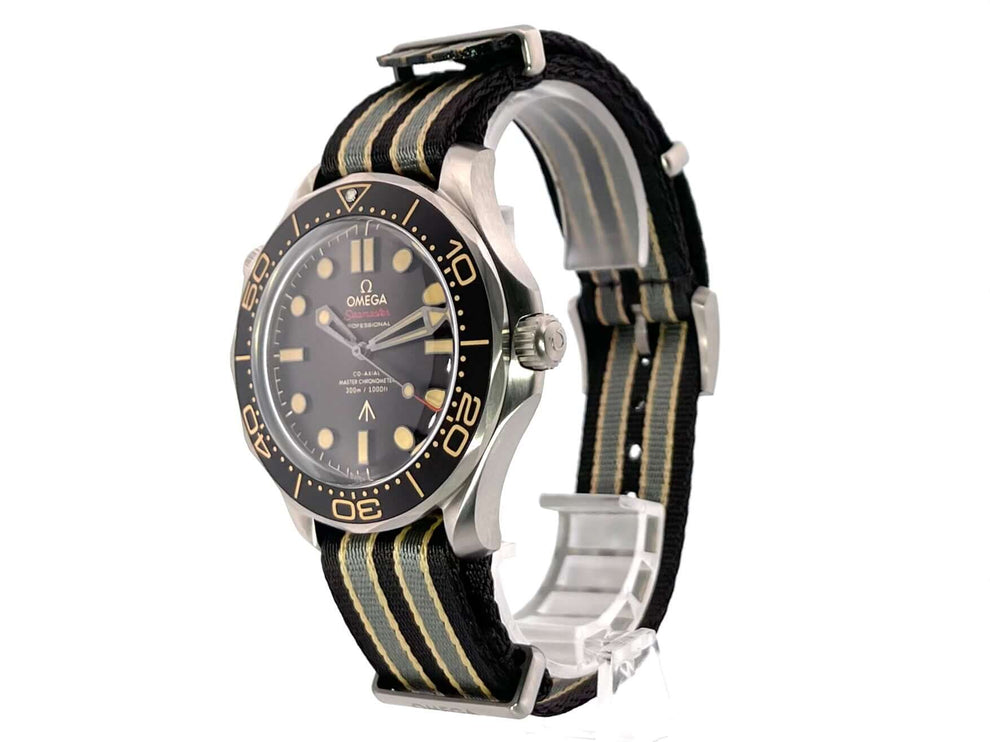 OMEGA Seamaster Diver 300M 007 Edition 210.92.42.20.01.001 Titan Gehäuse, braunes Zifferblatt, Textilband, Master Chronometer Automatik Rolex 2020.