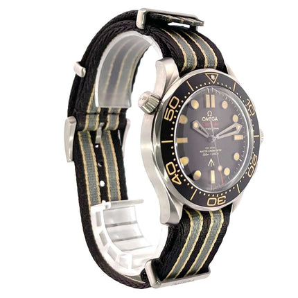 OMEGA Seamaster Diver 300M 007 Edition Titan-Gehäuse, braune Keramikeinlage, Textilband, braunes Zifferblatt, poliert und satiniert, 42mm Gehäusedurchmesser