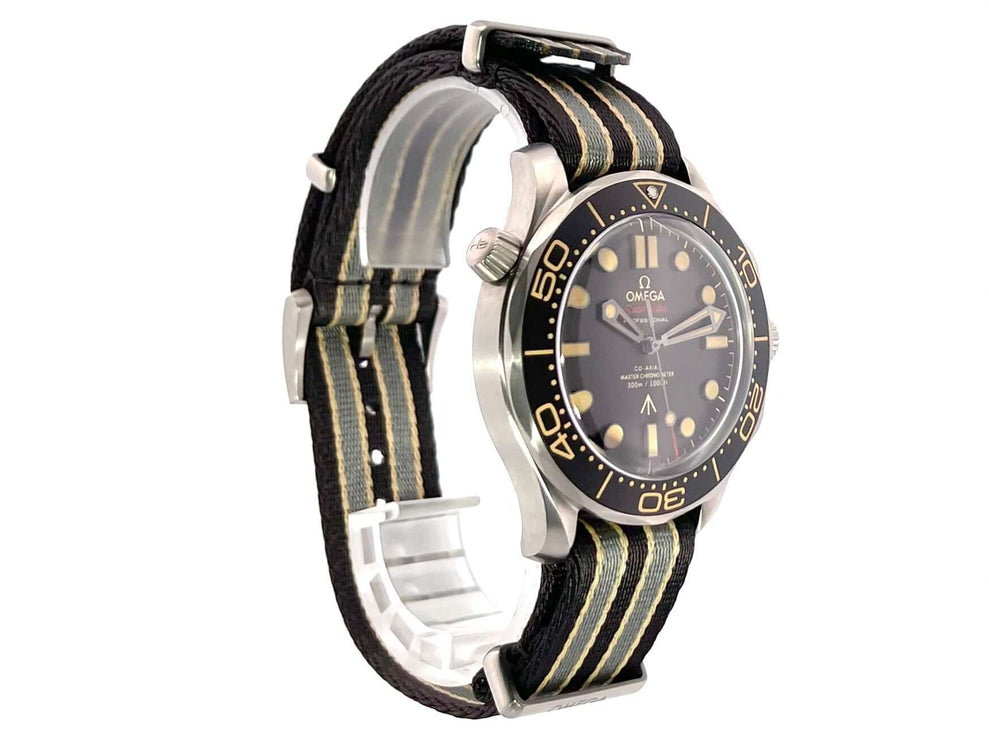 OMEGA Seamaster Diver 300M 007 Edition Titan-Gehäuse, braune Keramikeinlage, Textilband, braunes Zifferblatt, poliert und satiniert, 42mm Gehäusedurchmesser