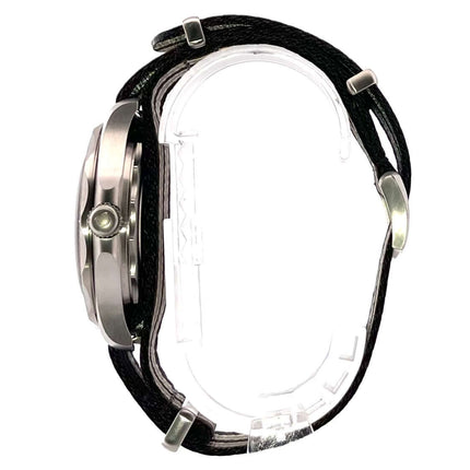 Seitenansicht der OMEGA Seamaster Diver 300M 007 Edition 210.92.42.20.01.001 mit Textilband und Dornschließe in Titan.