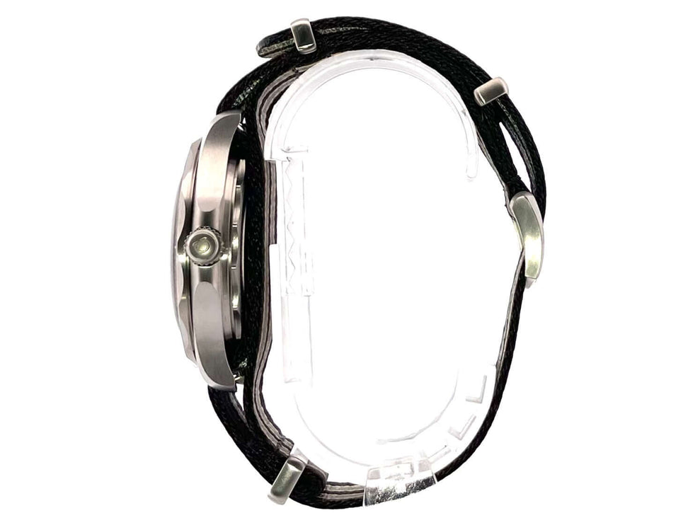 Seitenansicht der OMEGA Seamaster Diver 300M 007 Edition 210.92.42.20.01.001 mit Textilband und Dornschließe in Titan.