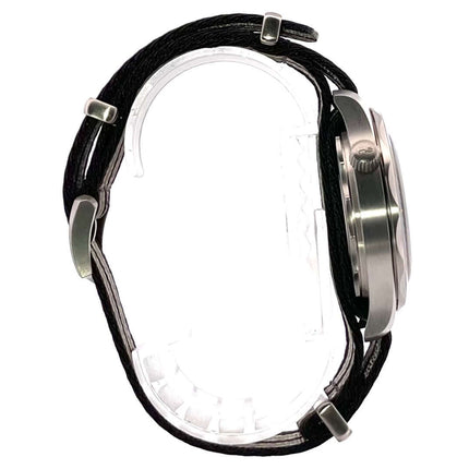 Seitenansicht der OMEGA Seamaster Diver 300M 007 Edition 210.92.42.20.01.001 mit Textilband und Titan Gehäuse.