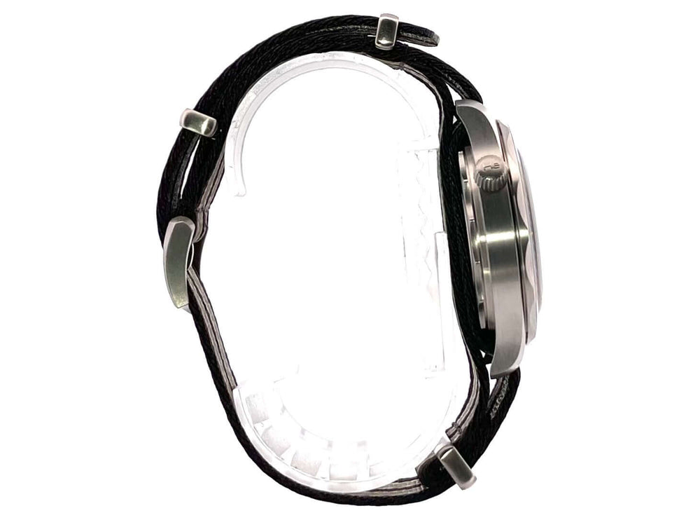 Seitenansicht der OMEGA Seamaster Diver 300M 007 Edition 210.92.42.20.01.001 mit Textilband und Titan Gehäuse.