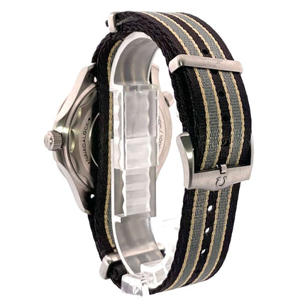 OMEGA Seamaster Diver 300M 007 Edition 210.92.42.20.01.001 in Titan mit Textilband und Dornschließe, Rückansicht der Uhr