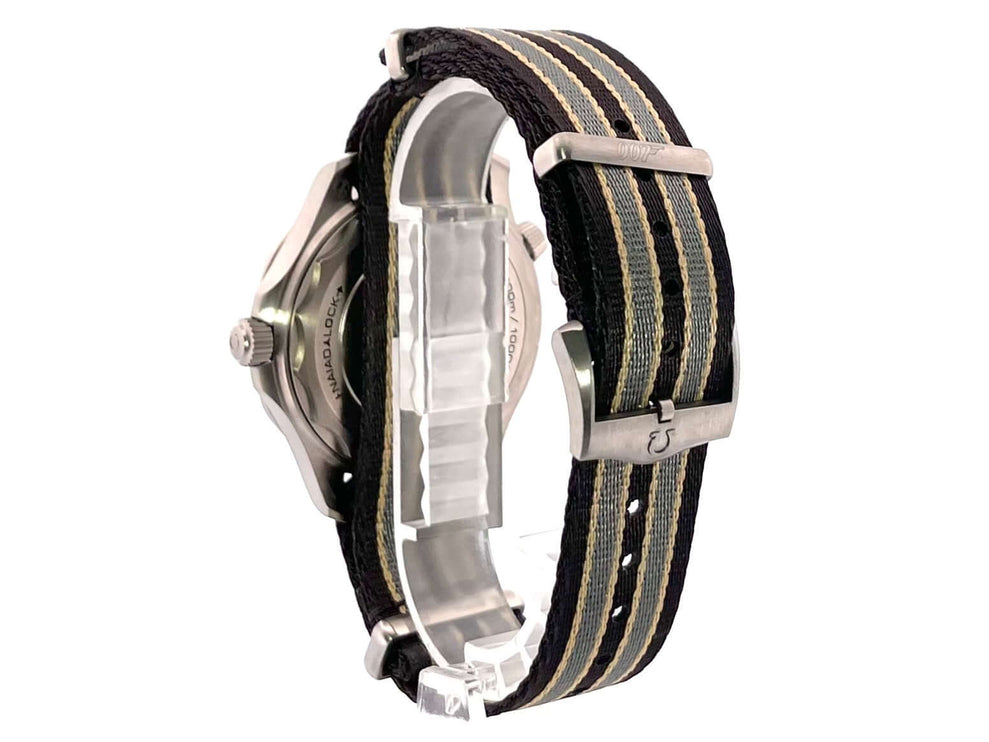 OMEGA Seamaster Diver 300M 007 Edition 210.92.42.20.01.001 in Titan mit Textilband und Dornschließe, Rückansicht der Uhr