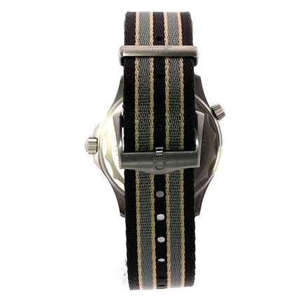 Rückansicht der OMEGA Seamaster Diver 300M 007 Edition mit Textilband, Titan Gehäuse, 60 Minuten Skala und Leuchtpunkt.