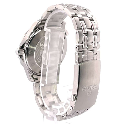 Sicht auf das Edelstahlarmband und Gehäuse der Omega Seamaster Diver Co-Axial 300M Ref. 212.30.41.20.03.001 Uhr