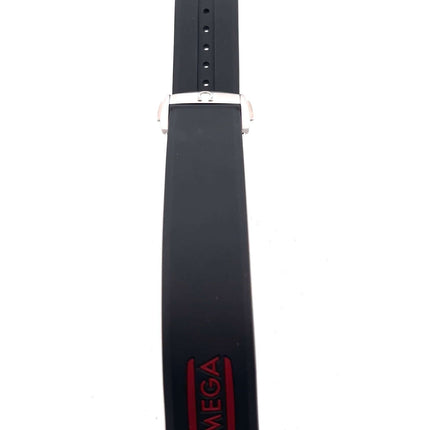 Schwarzes Kautschukband für Omega Seamaster 300M Chrono Diver 44 mm mit rotem Omega-Logo und Faltschließe.