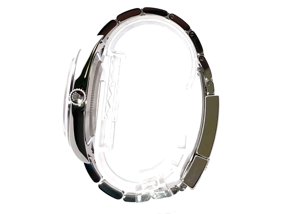 Profilansicht der Rolex Explorer I Edelstahl 214270 aus 2020 mit polierten und satinierten Edelstahlkomponenten und schwarzem Zifferblatt.