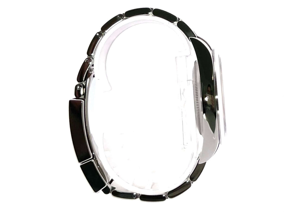 Rolex Explorer I Edelstahl 214270, Seitenansicht des Oyster Edelstahlbands mit polierter und satinierter Oberfläche.