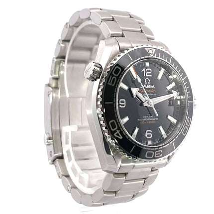 Omega Seamaster Planet Ocean 600m Uhr mit Edelstahlgehäuse und Armband, schwarzer Keramiklünette, schwarzem Zifferblatt und leuchtenden Indexen.