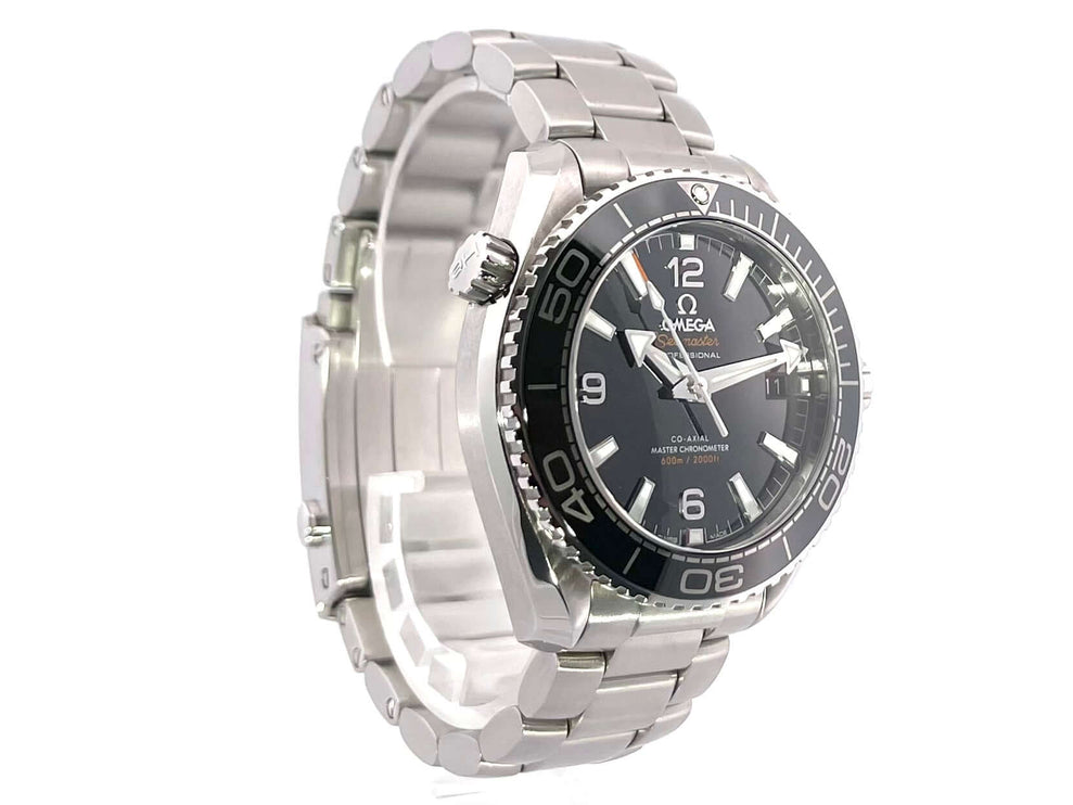 Omega Seamaster Planet Ocean 600m Uhr mit Edelstahlgehäuse und Armband, schwarzer Keramiklünette, schwarzem Zifferblatt und leuchtenden Indexen.