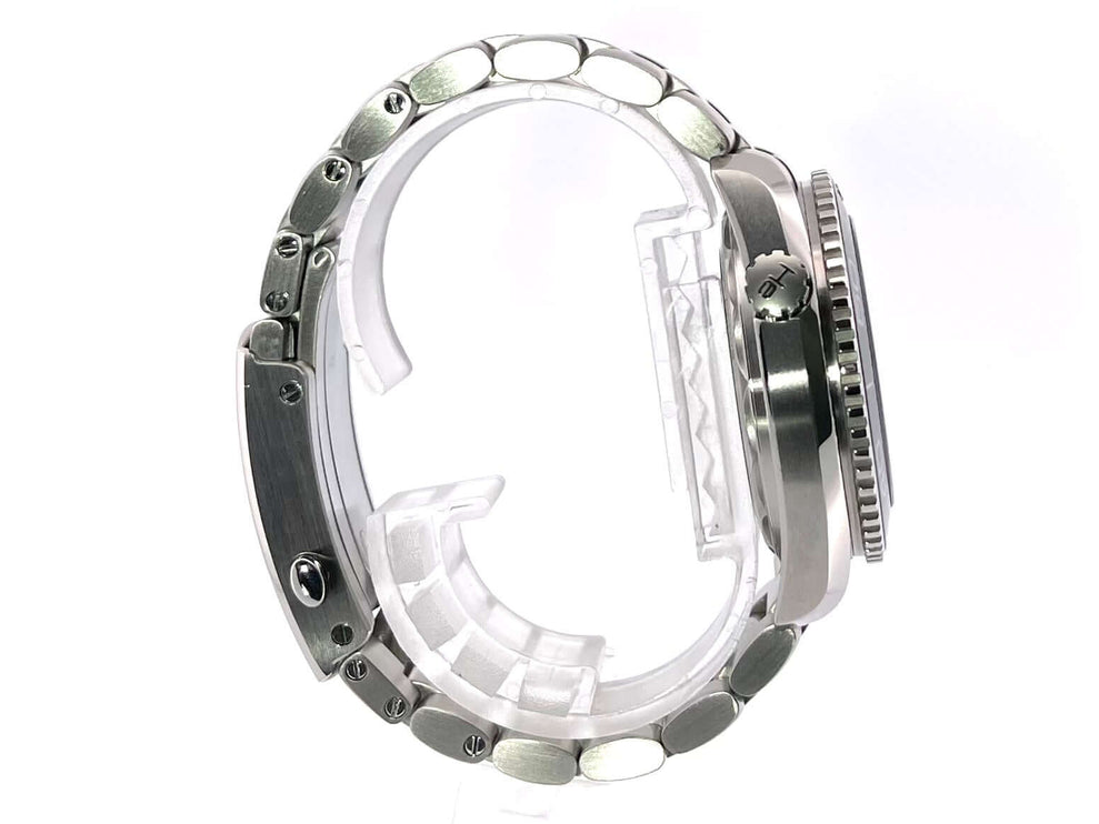 Omega Seamaster Planet Ocean 600m 39.5 Master Chronometer Seitenansicht, Edelstahl-Gehäuse und Armband, schwarze Keramik-Lünette