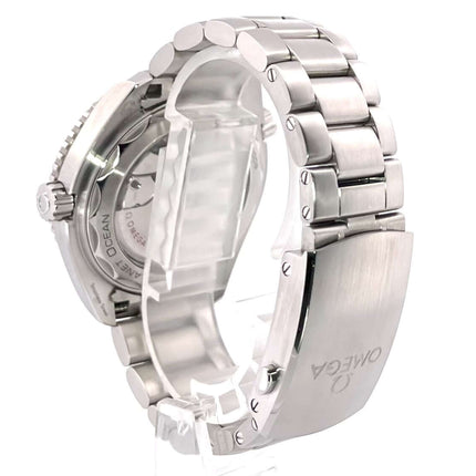 Rückansicht der Omega Seamaster Planet Ocean 600m 39.5 Master Chronometer 215.30.40.20.01.001 mit Edelstahlarmband und Gehäuse.