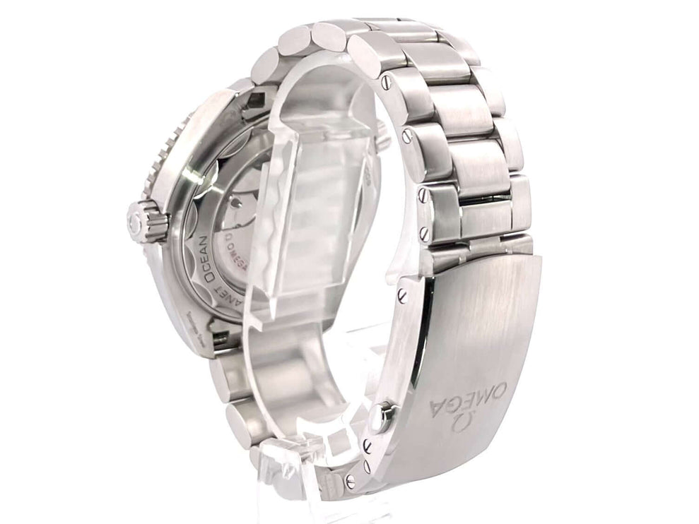 Rückansicht der Omega Seamaster Planet Ocean 600m 39.5 Master Chronometer 215.30.40.20.01.001 mit Edelstahlarmband und Gehäuse.